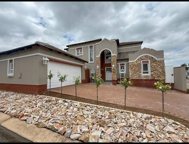 4 BEDROOM TOWNHOUSE FOR SALE IN MIDSTREAM ESTATE